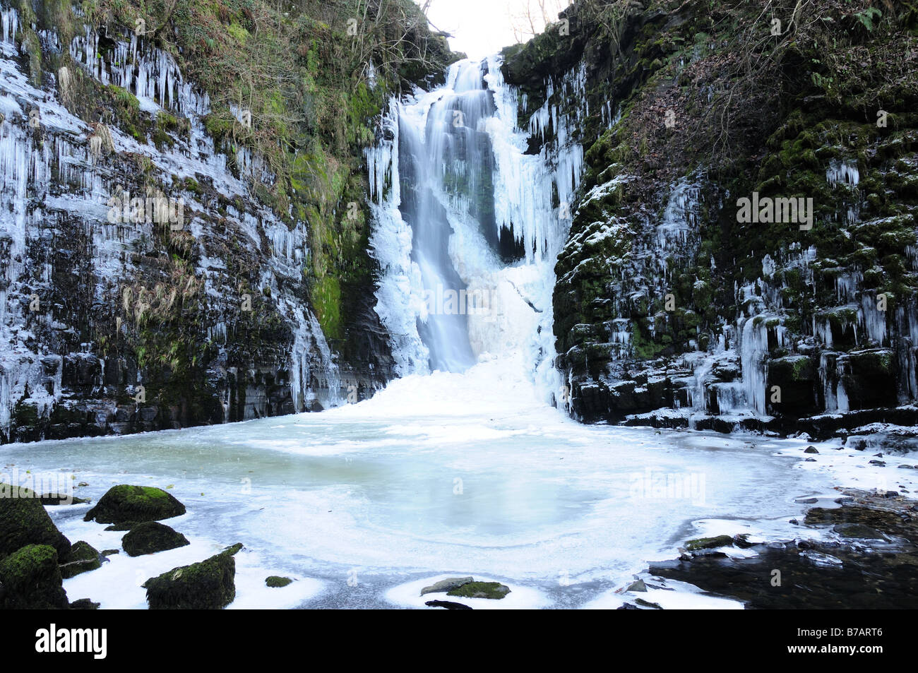 Congelati Einion Sgwd Gam cascata Ystradfellte Parco Nazionale di Brecon Beacons Powys Galles Foto Stock