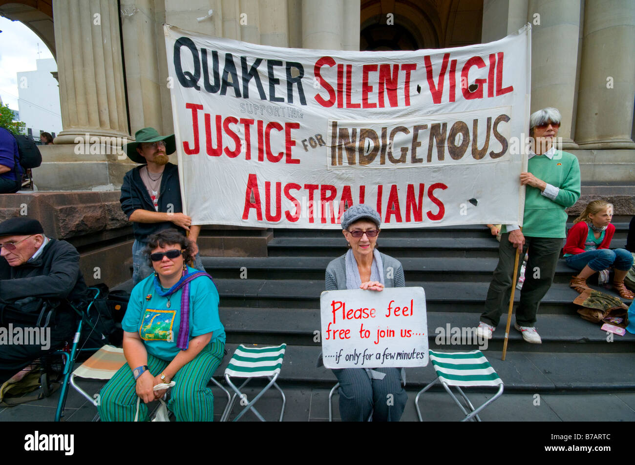 Quakers che conducono una veglia silenziosa per la giustizia per gli aborigeni australiani a Melbourne, 27 dicembre 2008 Foto Stock