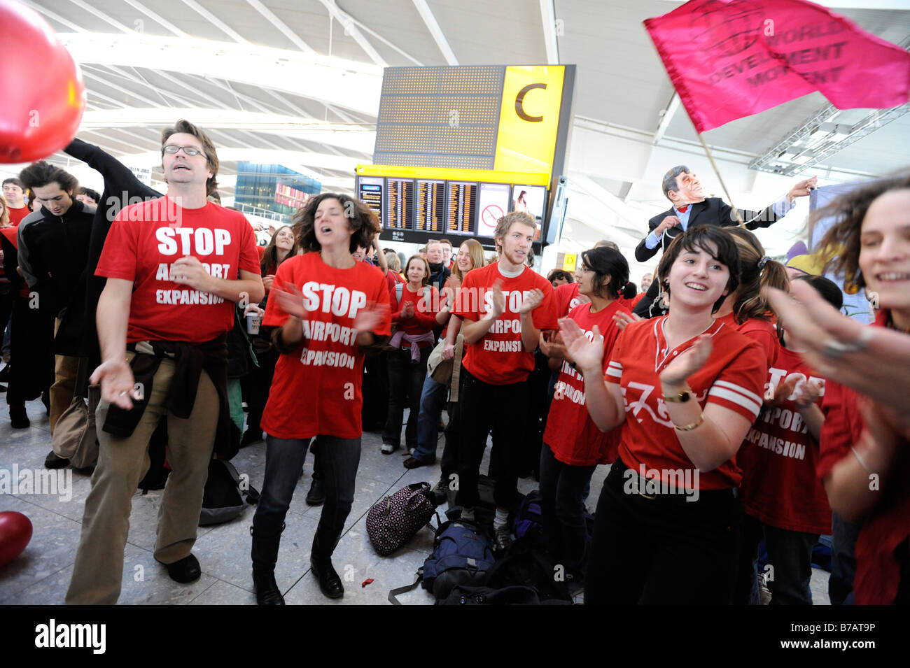 Flashmob nessuna terza pista protestare presso l'aeroporto di Heathrow Terminal 5 17 1 08 Foto Stock