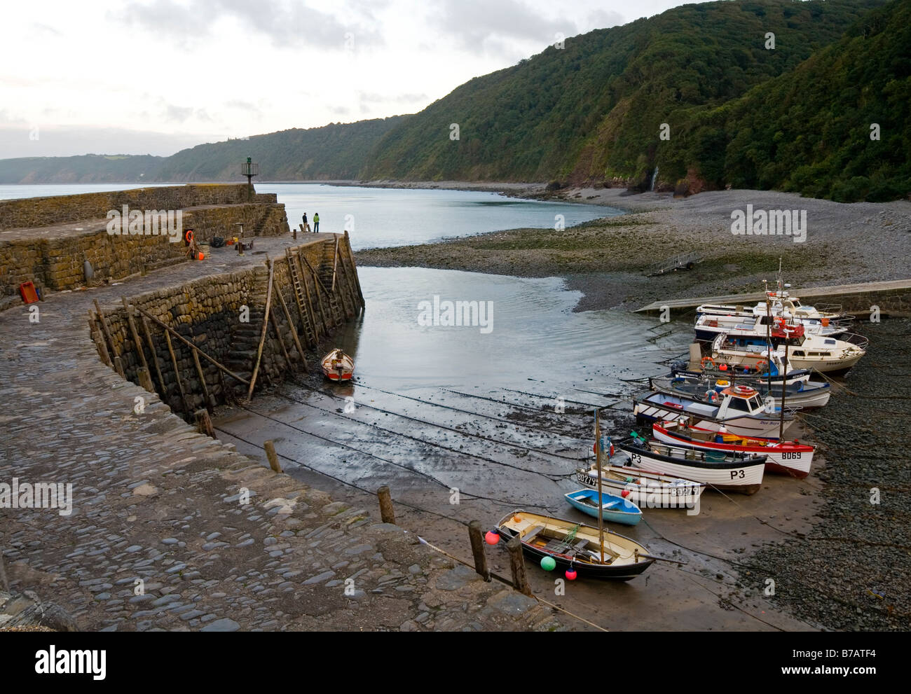 Barche di pescatori sulla spiaggia di Clovelly vicino a Bideford in North Devon England Regno Unito Foto Stock