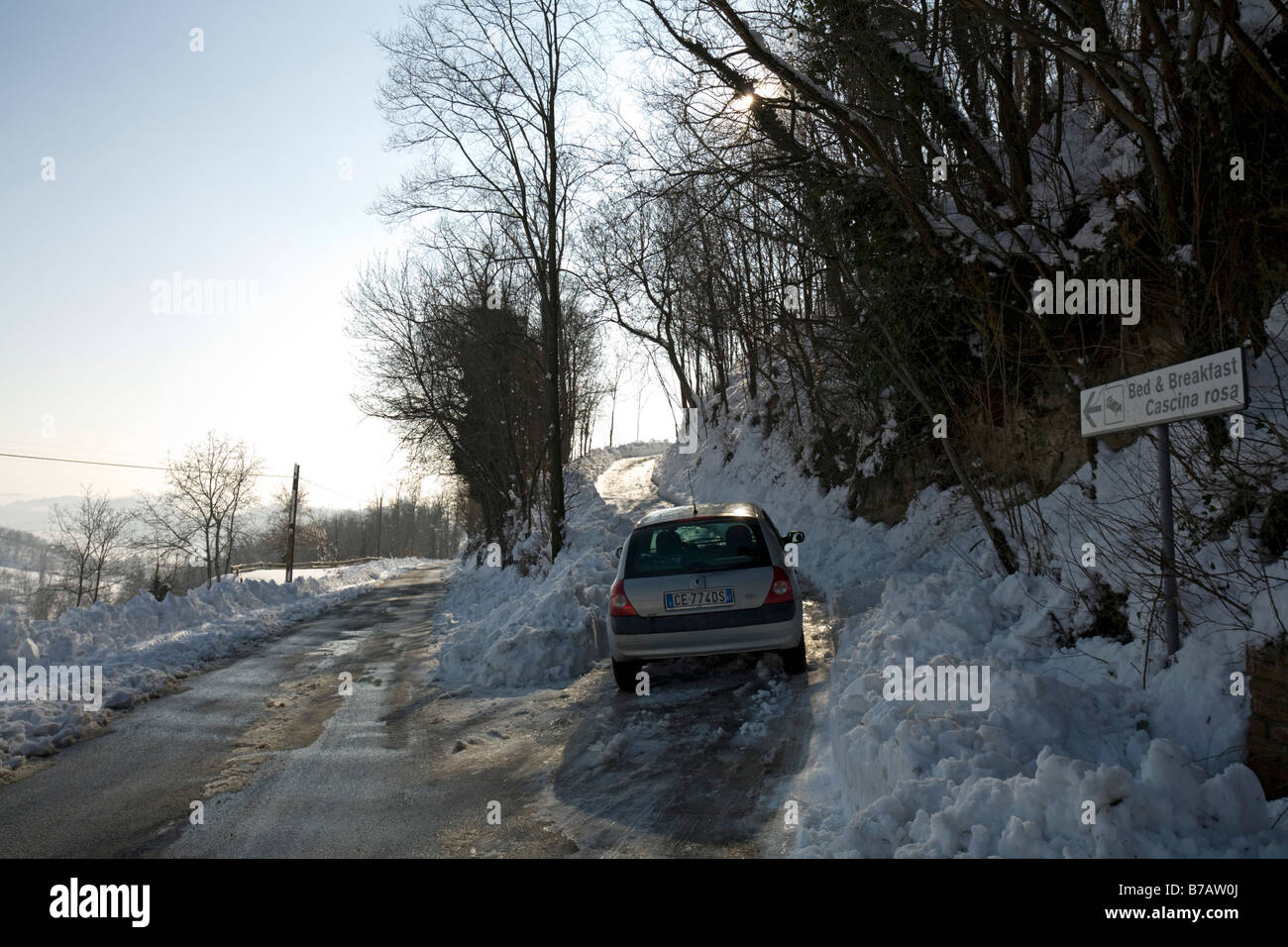Auto Alla fine della pista ghiacciata in italiano inverno Foto Stock
