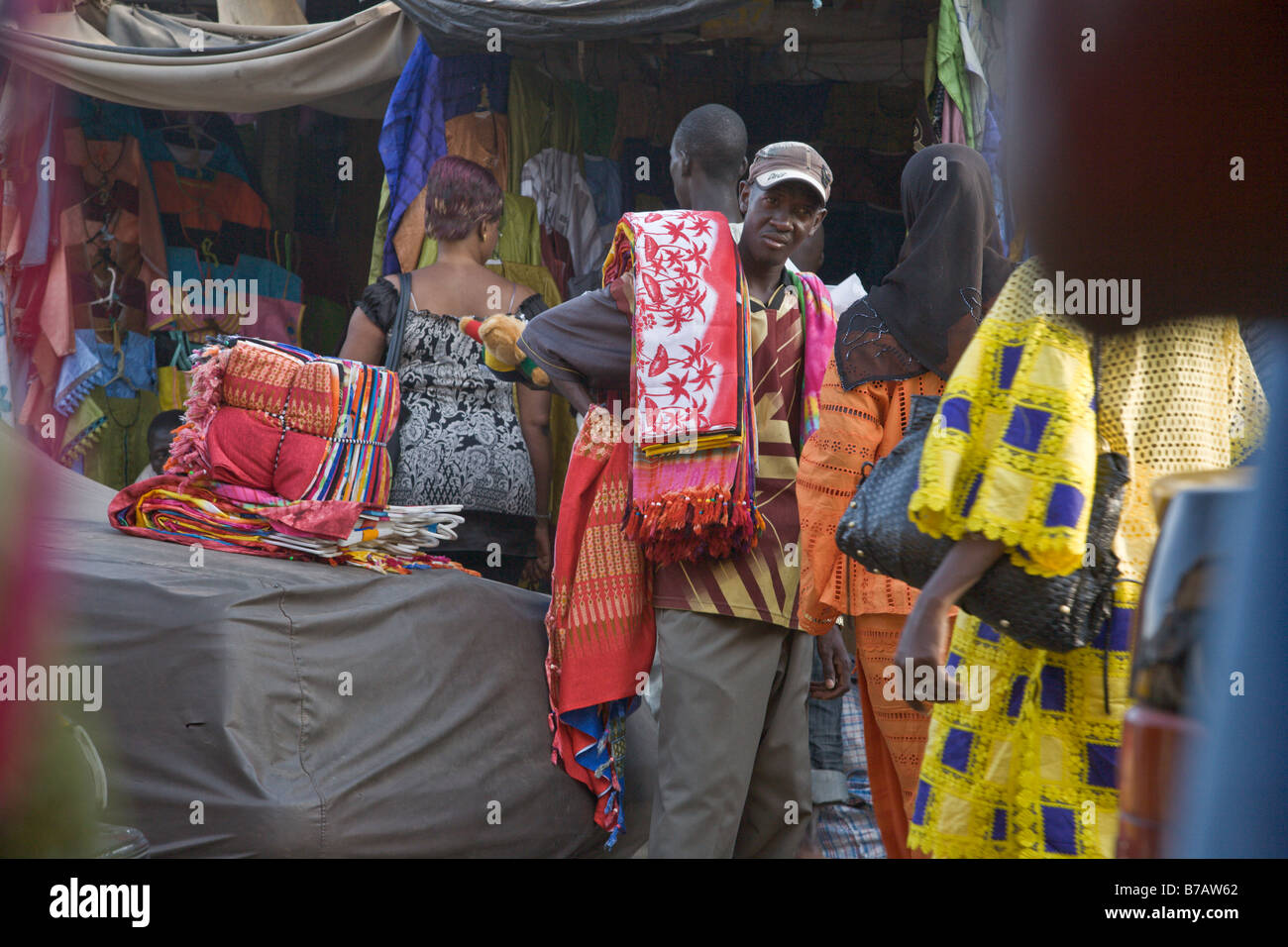 L'HLM mercati di Dakar in Senegal vende tutti i tipi di panni colorati. Molti dei venditori venuto qui dalla Guinea. Foto Stock