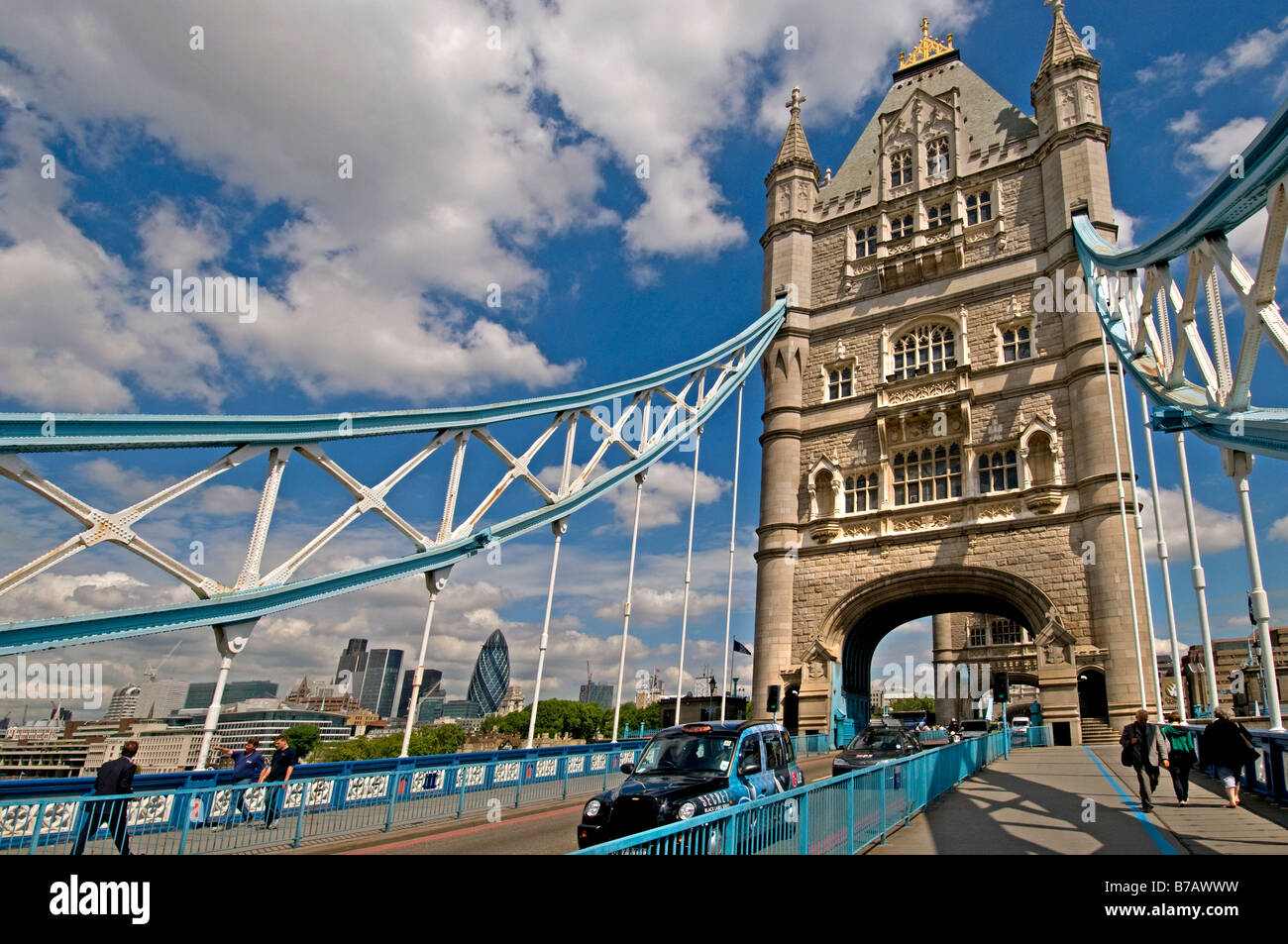 Storico Tower Bridge è un ponte mobile a Londra in Inghilterra nel corso del fiume Tamigi. Foto Stock