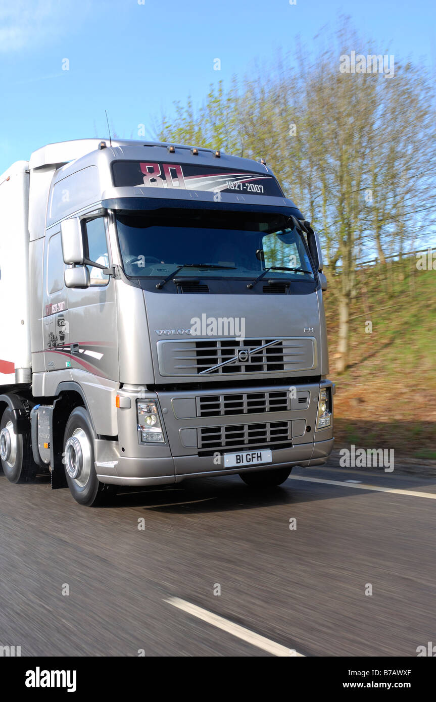 Volvo FH equipaggiato con sistema automatico di controllo di corsia e il sistema di frenatura automatica Foto Stock