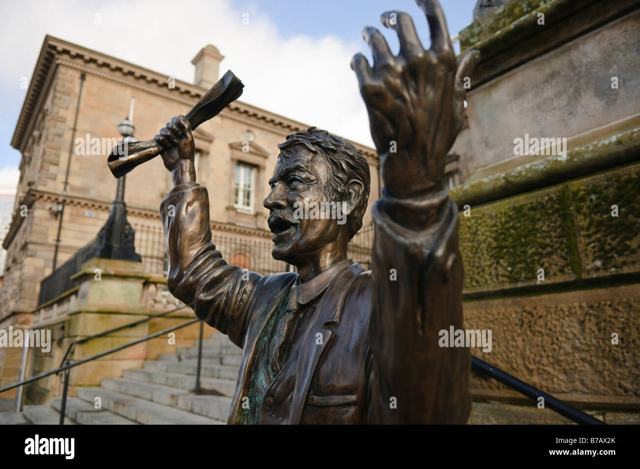 'L'altoparlante', statua in bronzo a Speaker's Corner, Custom House Square, con il Custom House in background. Foto Stock