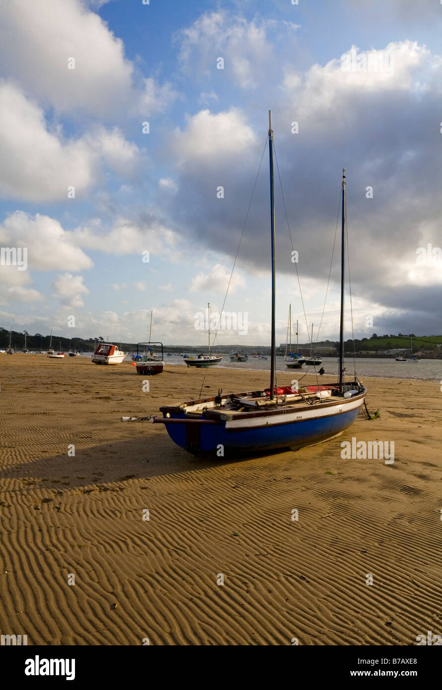 Imbarcazione a vela sulla spiaggia a Instow vicino a Bideford in North Devon England Regno Unito Foto Stock