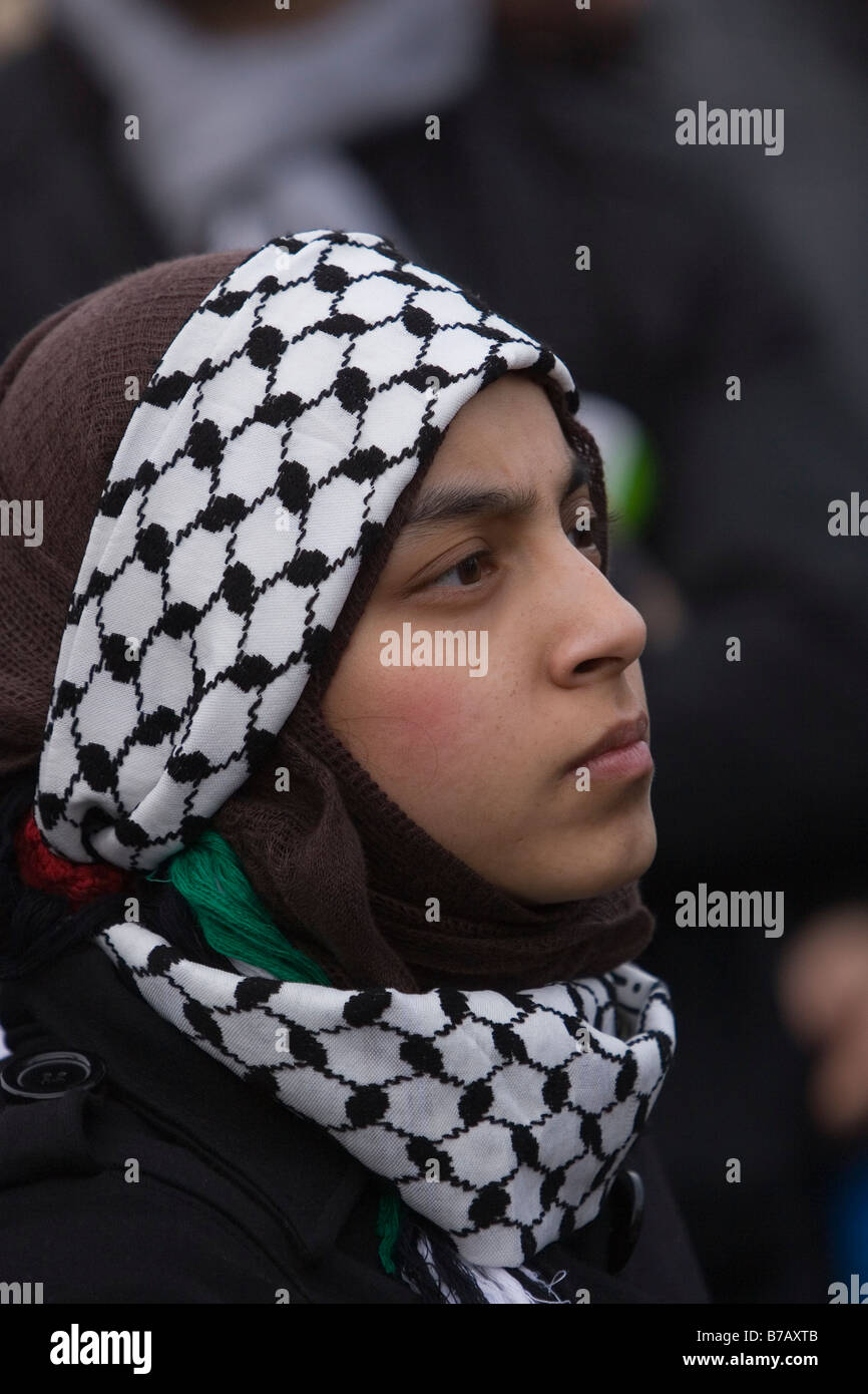 Donna che protestavano contro Incursione israeliana nella Striscia di Gaza Foto Stock