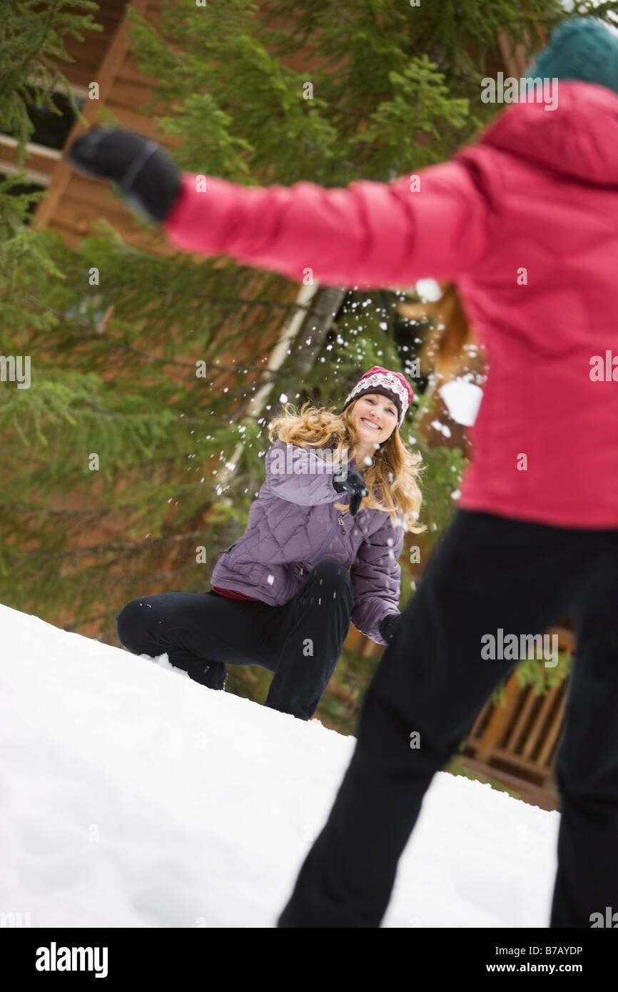 Donne tirare palle di neve, governo Camp, Oregon, Stati Uniti d'America Foto Stock