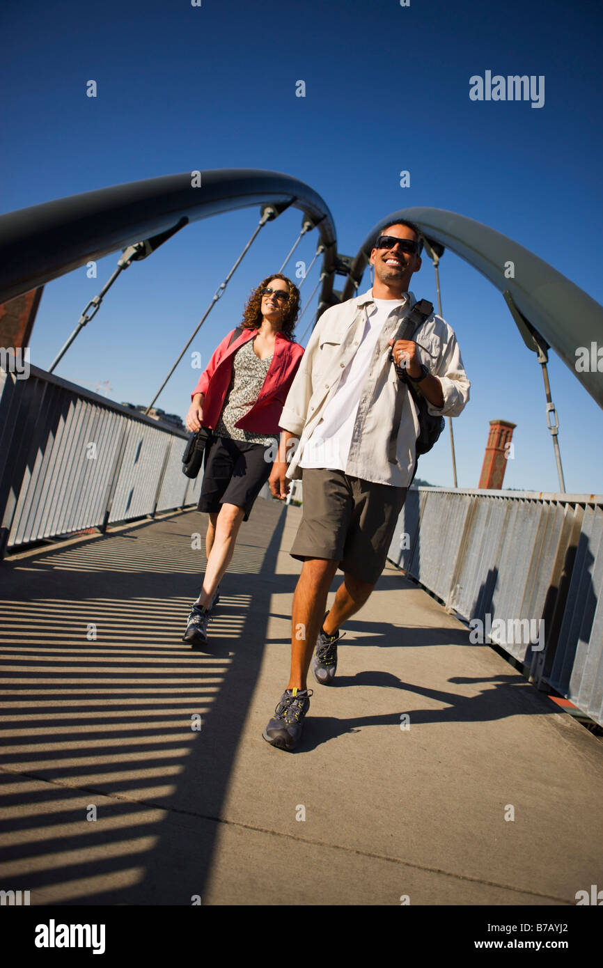 La gente camminare sulla passerella di Portland, Oregon, Stati Uniti d'America Foto Stock