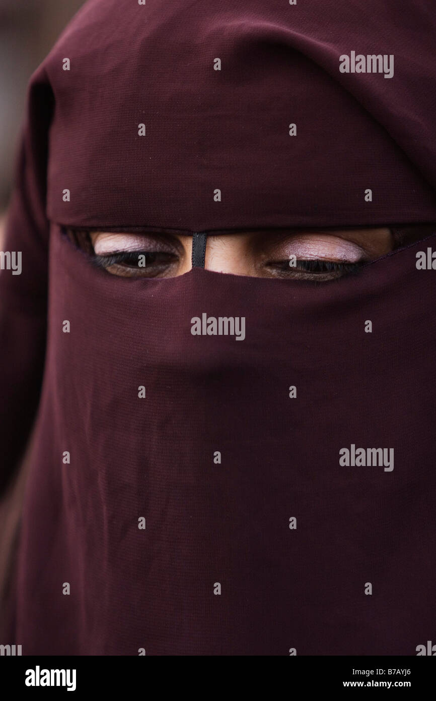 Donna islamica che indossa il yashmak Foto Stock