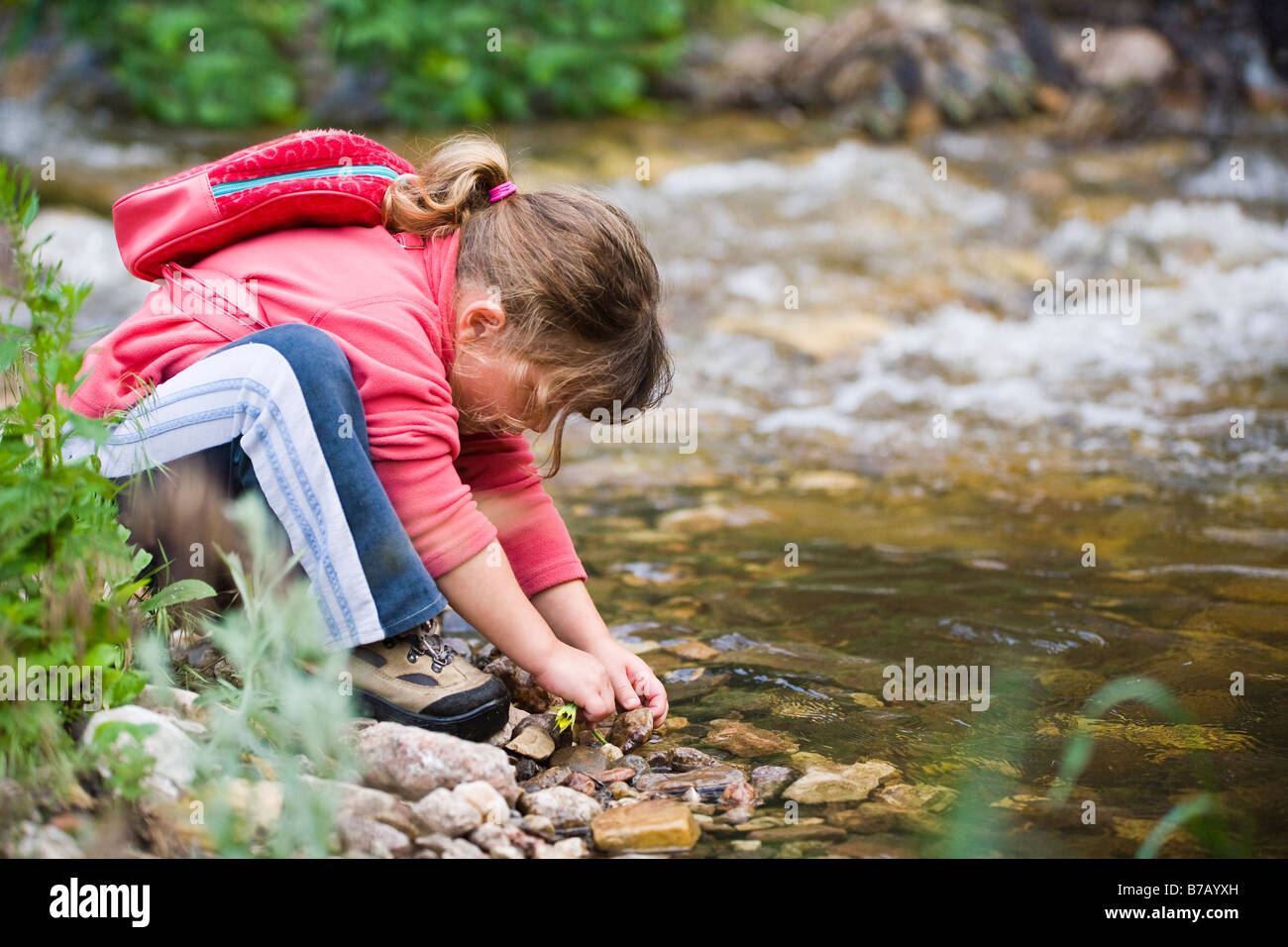 Ragazza che gioca nel flusso Foto Stock