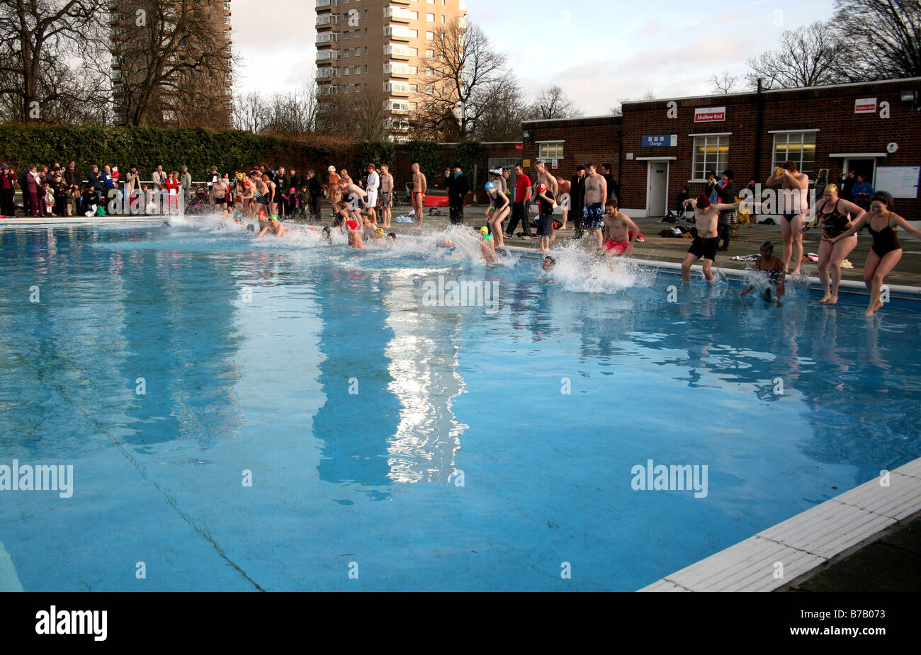 I partecipanti nella carità inverno nuotare Brockwell Park Lido, Londra Foto Stock