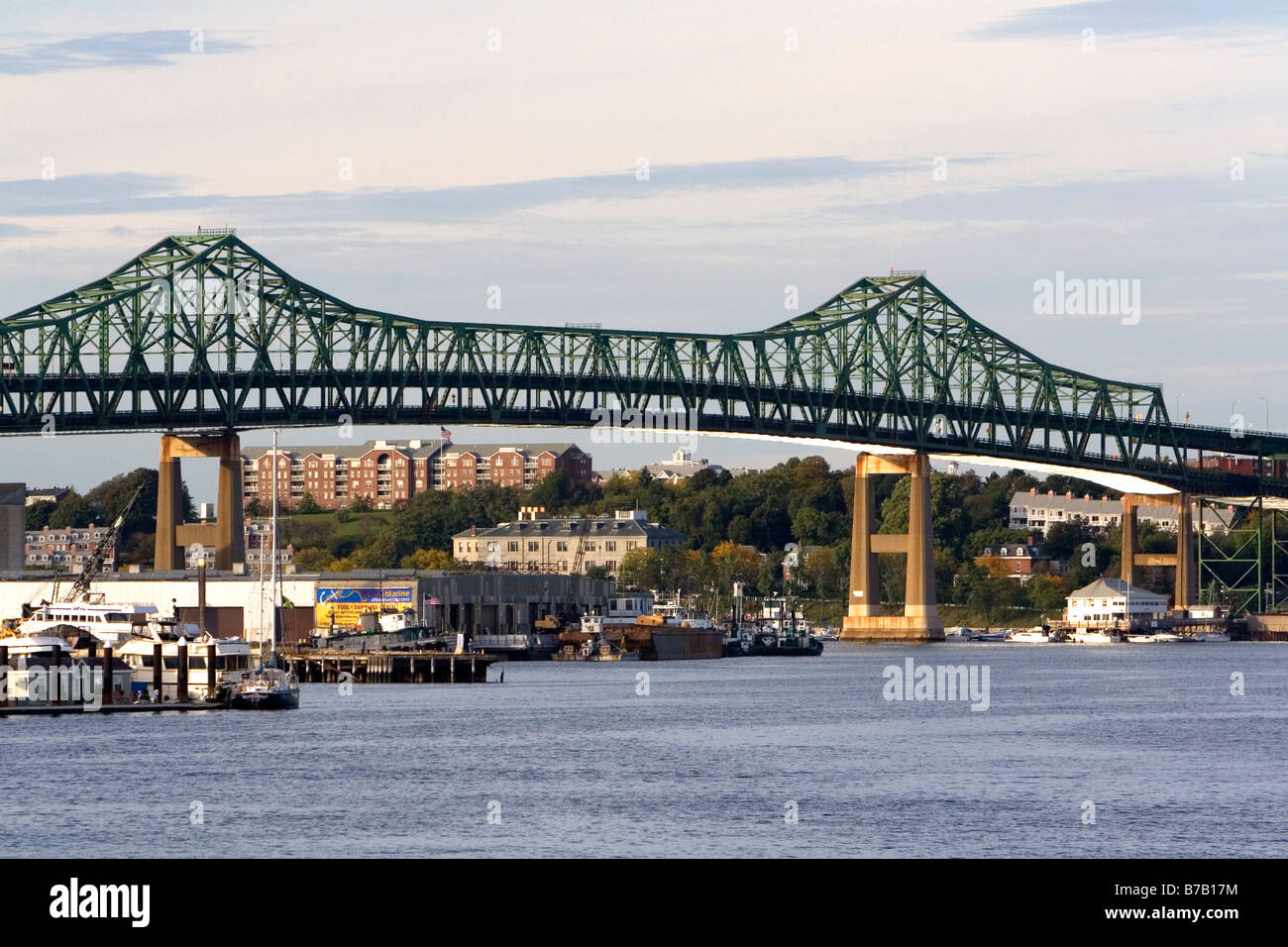 Il Maurice J Tobin Bridge e al porto di Boston Boston Massachusetts, STATI UNITI D'AMERICA Foto Stock