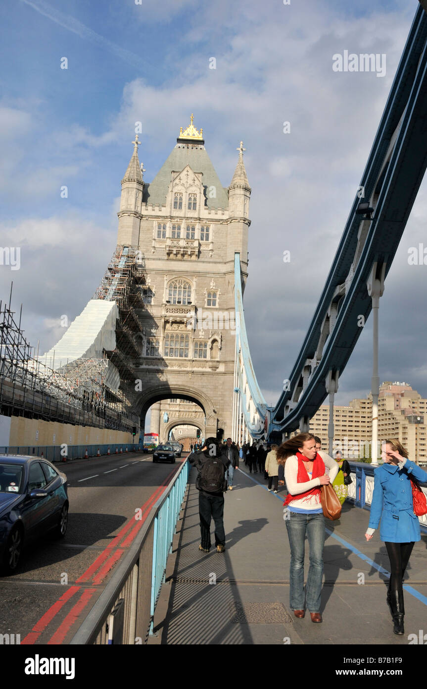 I turisti in 'il Tower Bridge di Londra REGNO UNITO Foto Stock