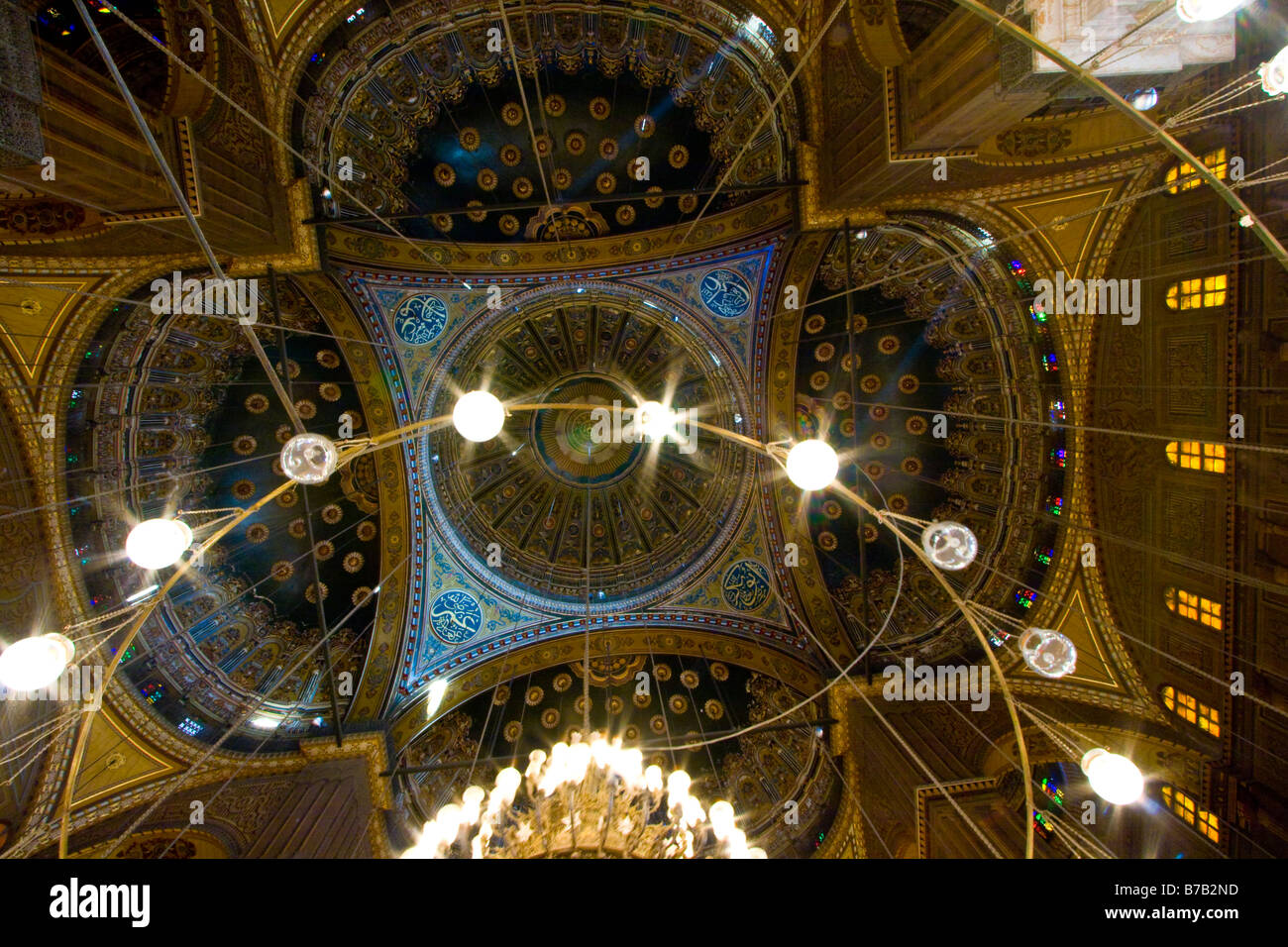 Interno della cupola alla moschea di Mohammed Ali nella Cittadella del Cairo in Egitto Foto Stock