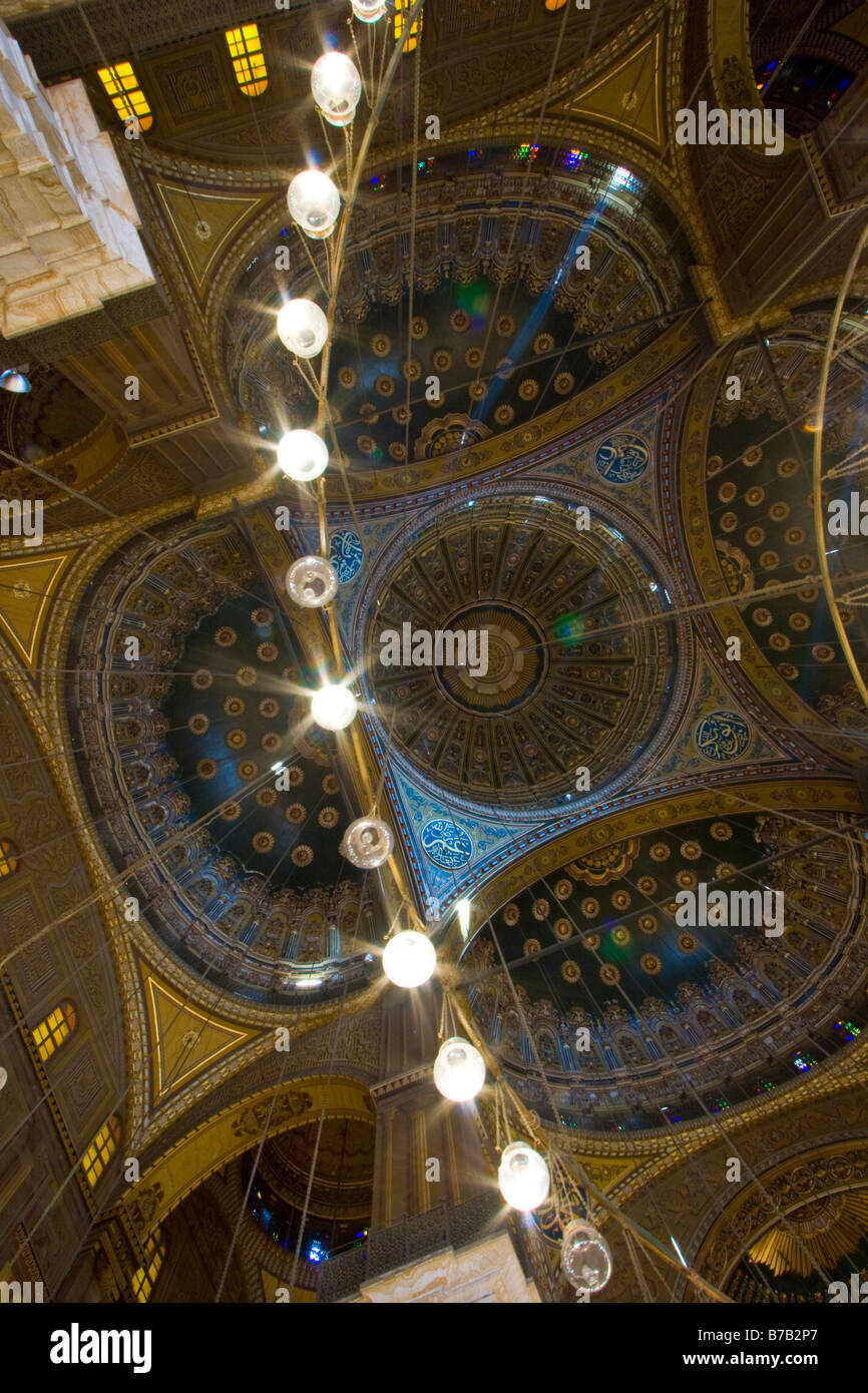 Interno della cupola alla moschea di Mohammed Ali nella Cittadella del Cairo in Egitto Foto Stock