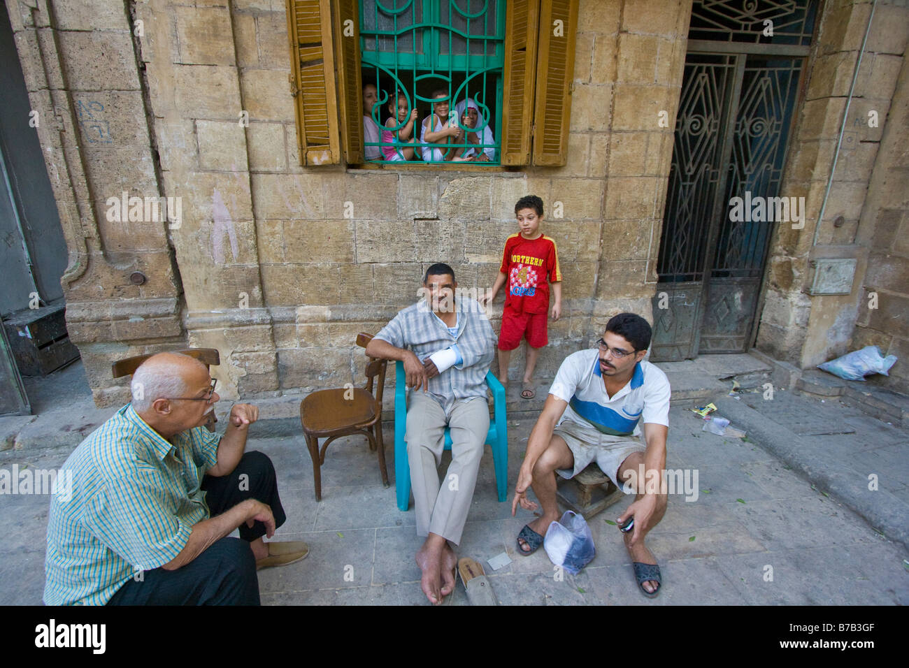 La famiglia musulmana sulla strada e nella finestra in Cairo islamico in Egitto Foto Stock