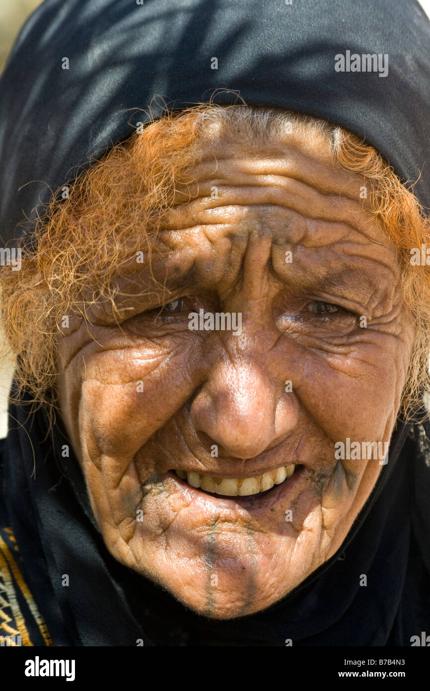 Vecchio Beduino Bdul donna in Petra in Giordania Foto Stock
