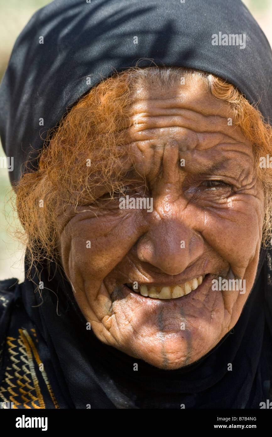 Vecchio Beduino Bdul donna in Petra in Giordania Foto Stock