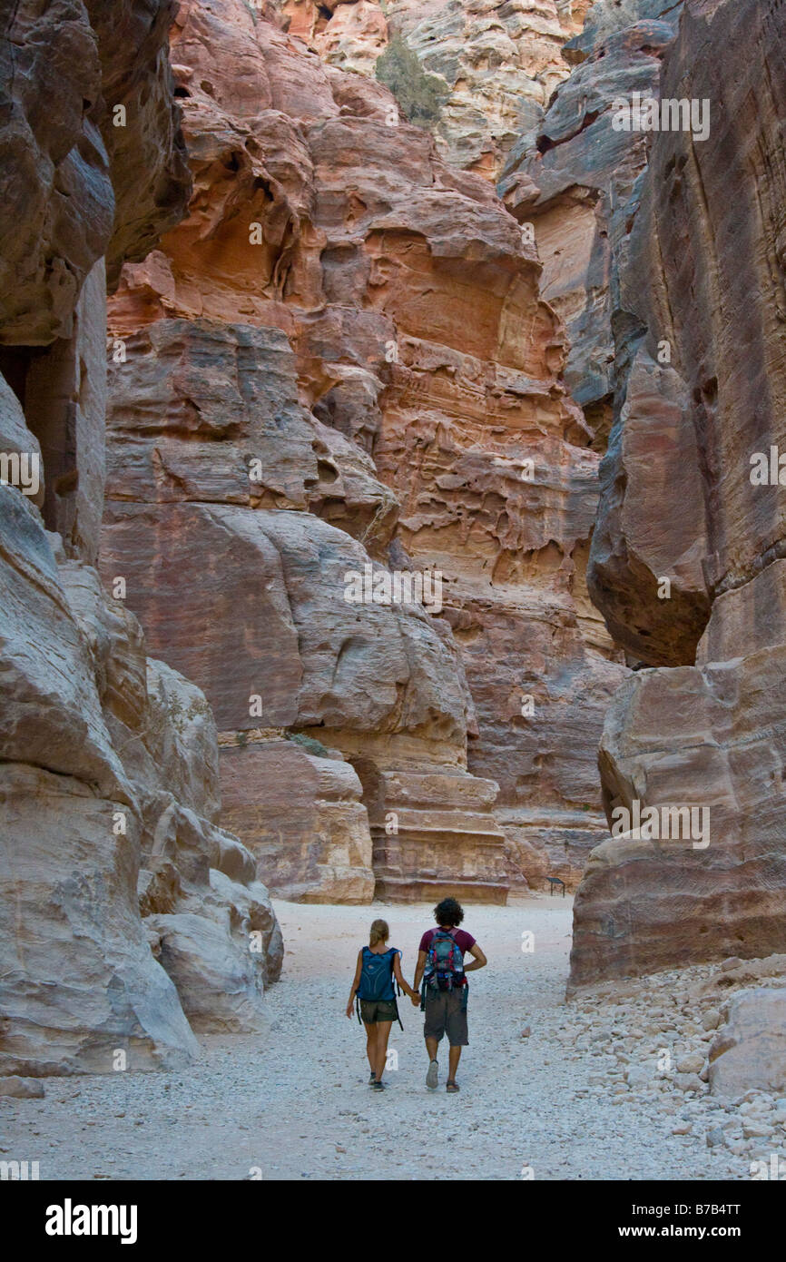 Coppia giovane Holding Hands in Petra in Giordania Foto Stock