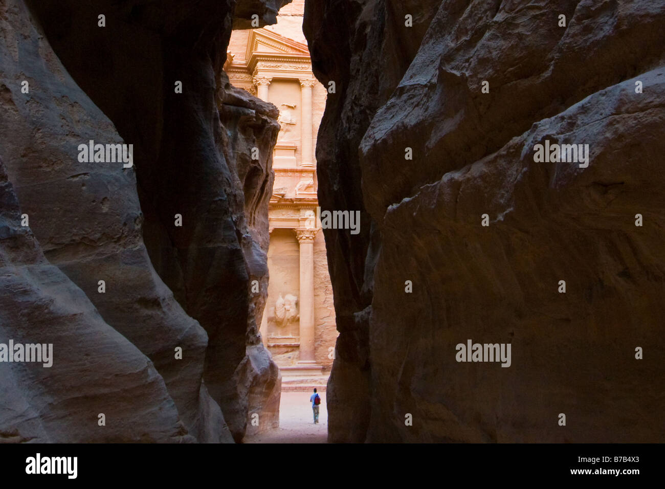 Un turista al Ministero del tesoro presso le rovine di Petra in Giordania Foto Stock