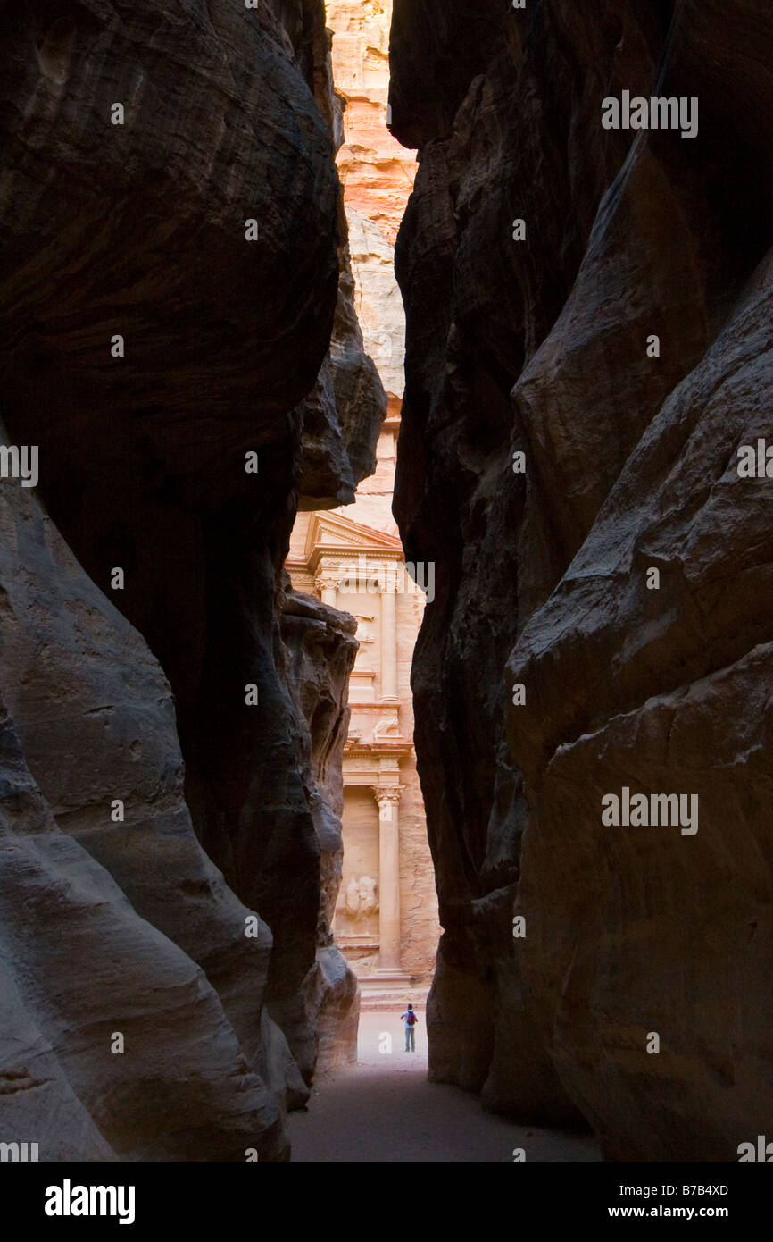 Un turista al Ministero del tesoro presso le rovine di Petra in Giordania Foto Stock