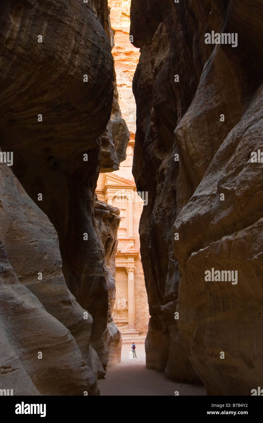 Un turista al Ministero del tesoro presso le rovine di Petra in Giordania Foto Stock