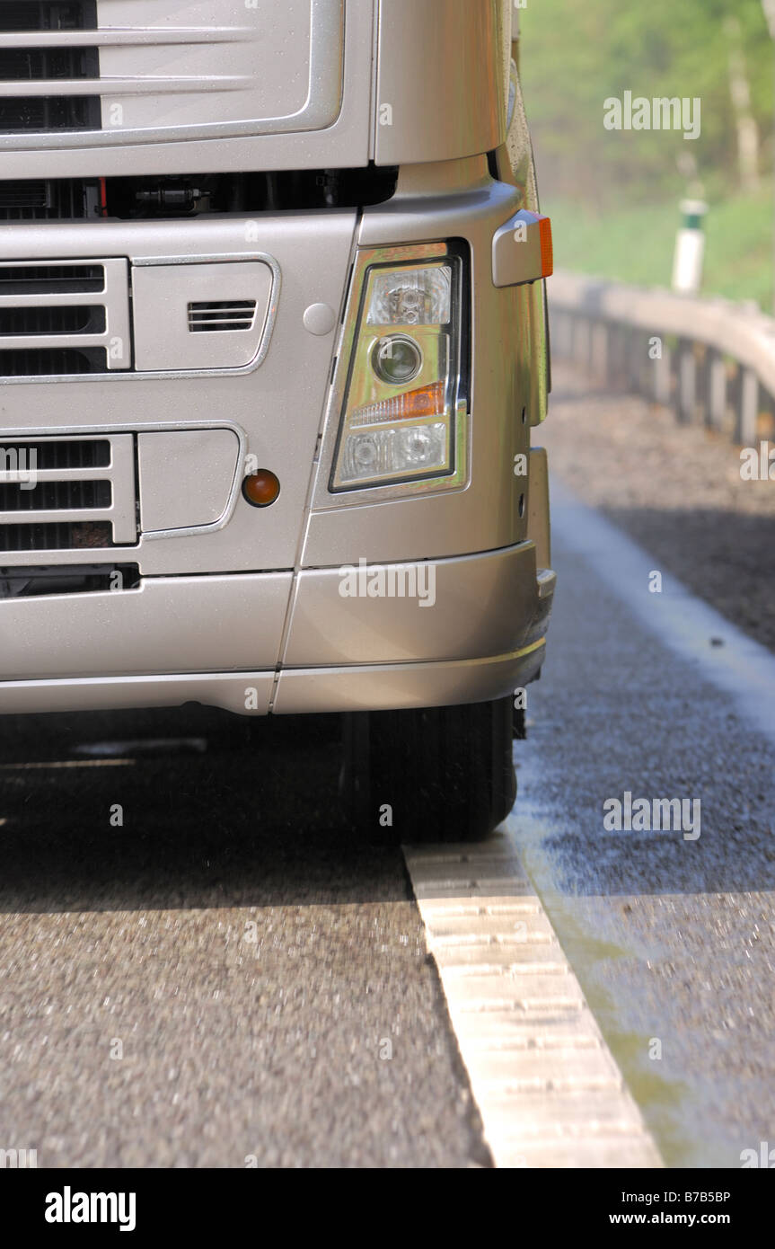 Volvo FH hgv carrello equipaggiato con un rilevamento di corsia telecamera. Foto Stock