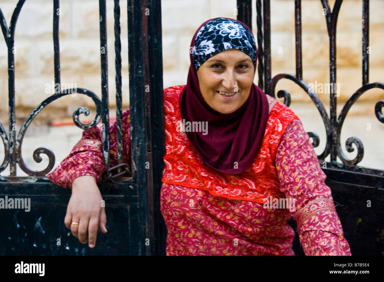 La donna in un portale in Amman Giordania Foto Stock