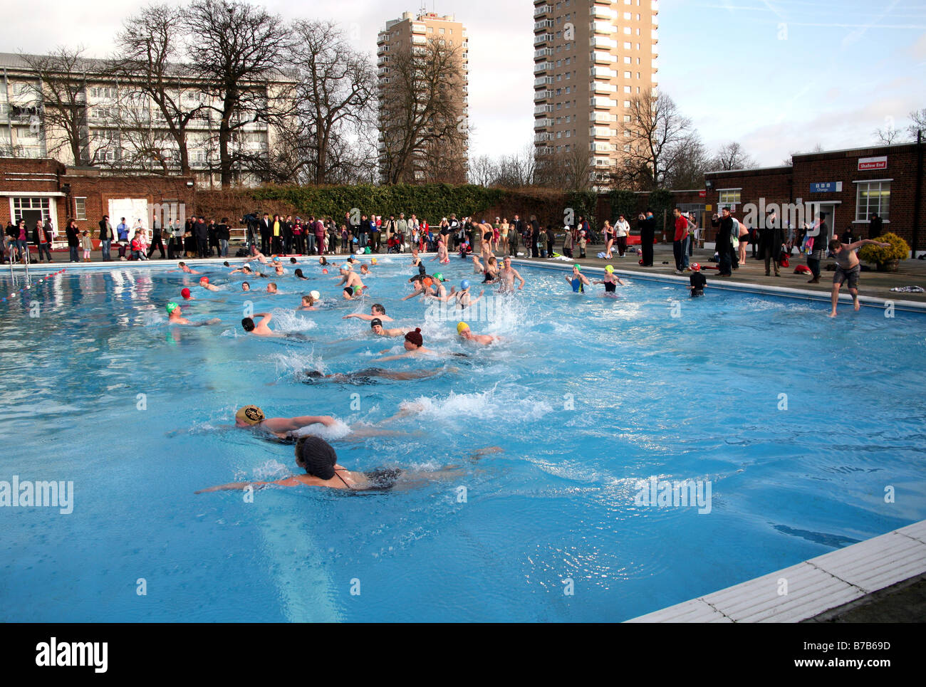I partecipanti nella carità inverno nuotare Brockwell Park Lido, Londra Foto Stock