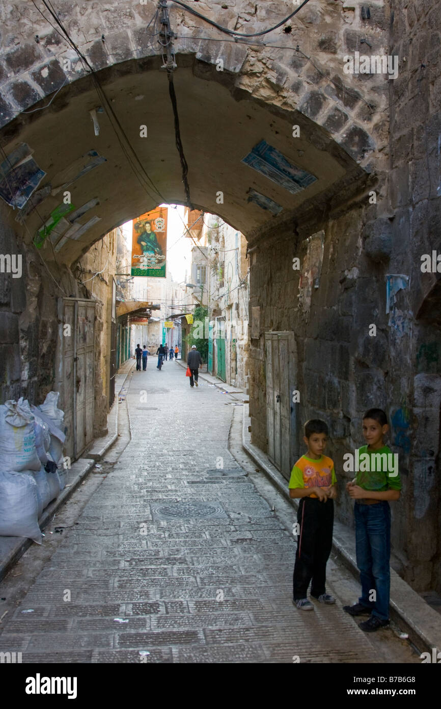 Bambini che giocano nella città vecchia a Nablus Cisgiordania Palestina Foto Stock