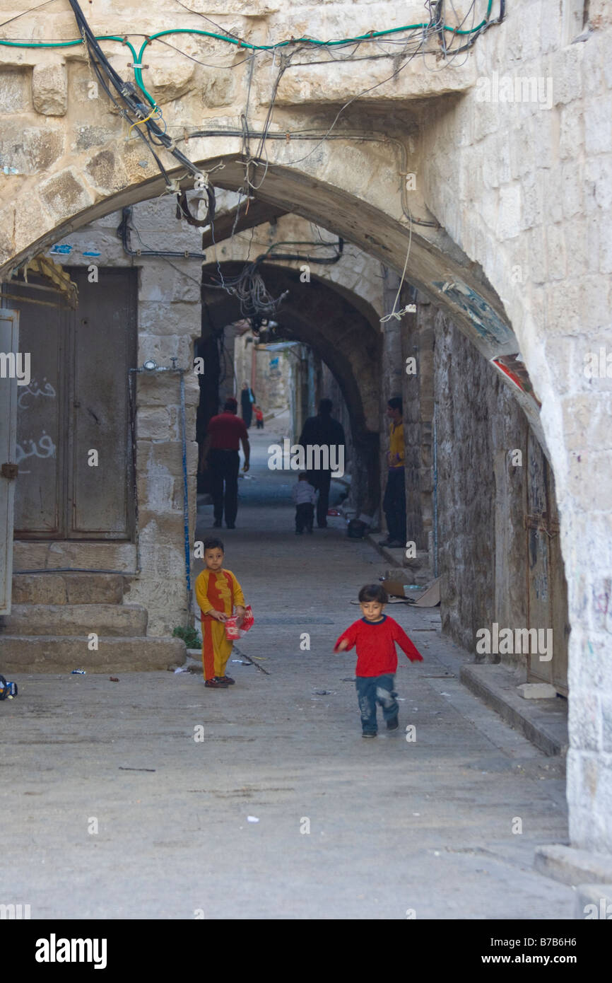 Bambini che giocano nella città vecchia a Nablus Cisgiordania Palestina Foto Stock