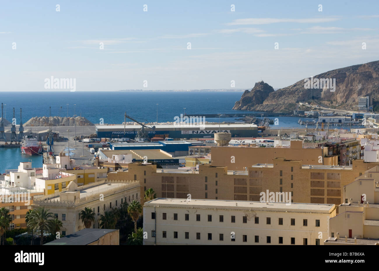 Una vista sui tetti verso il porto Almeria Spagna Foto Stock