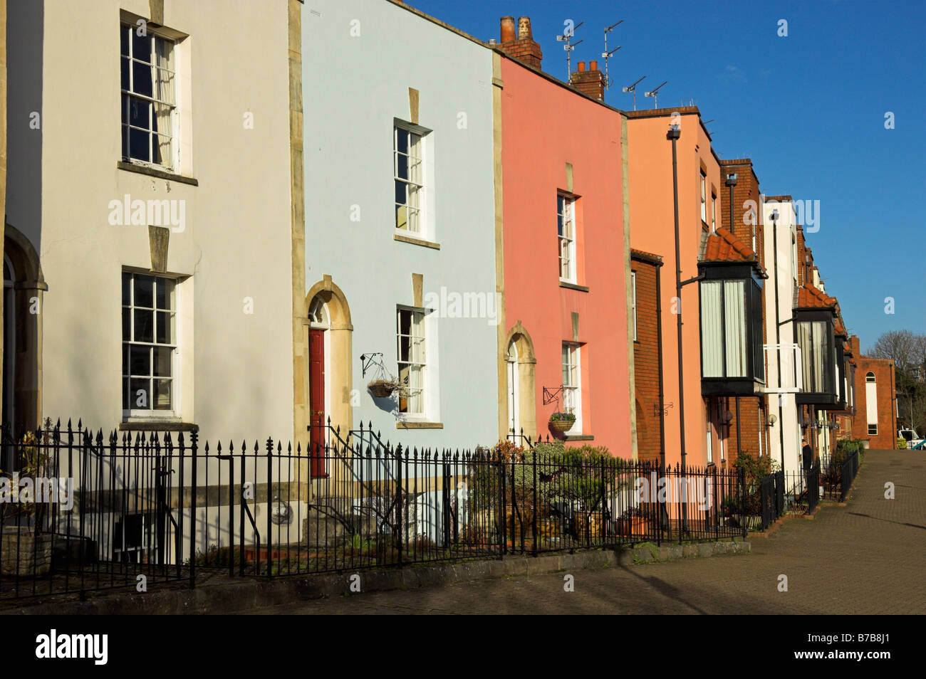 Colorata terrazza case e moderni appartamenti Bristol centrale Bathurst basin Foto Stock