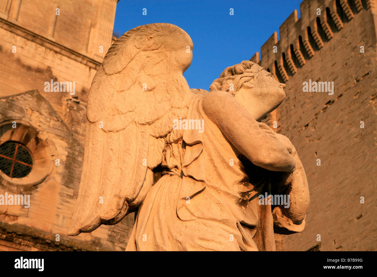 Statua di un angelo a guardare verso il cielo in Avignon, Francia Foto Stock