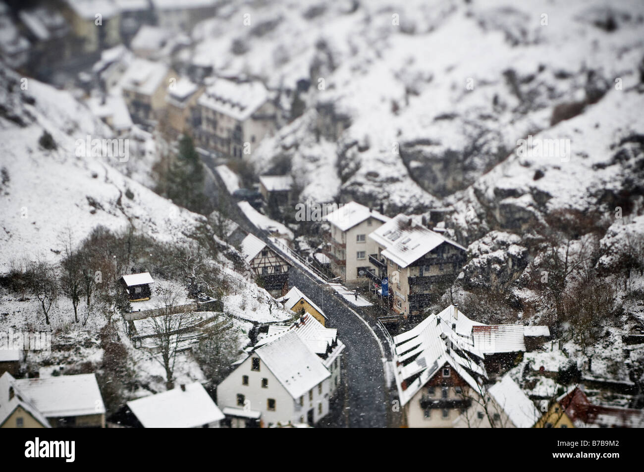 Coperta di neve case durante la tempesta di neve, Pottenstein, Franconia, Baviera, Germania Foto Stock