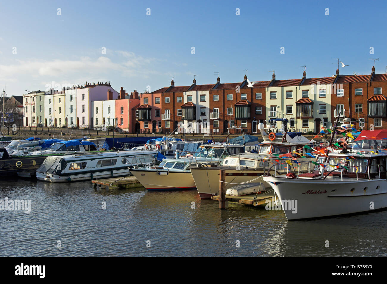 Case e barche lungo il bacino di Bathurst Bristol City harbour REGNO UNITO Foto Stock