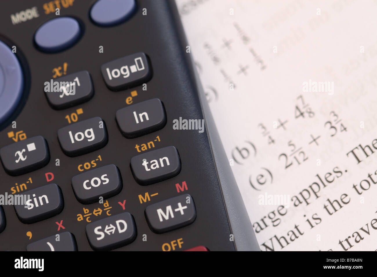 Matematica calcolatrice con collegio scuola matematica testo libro di studio Foto Stock
