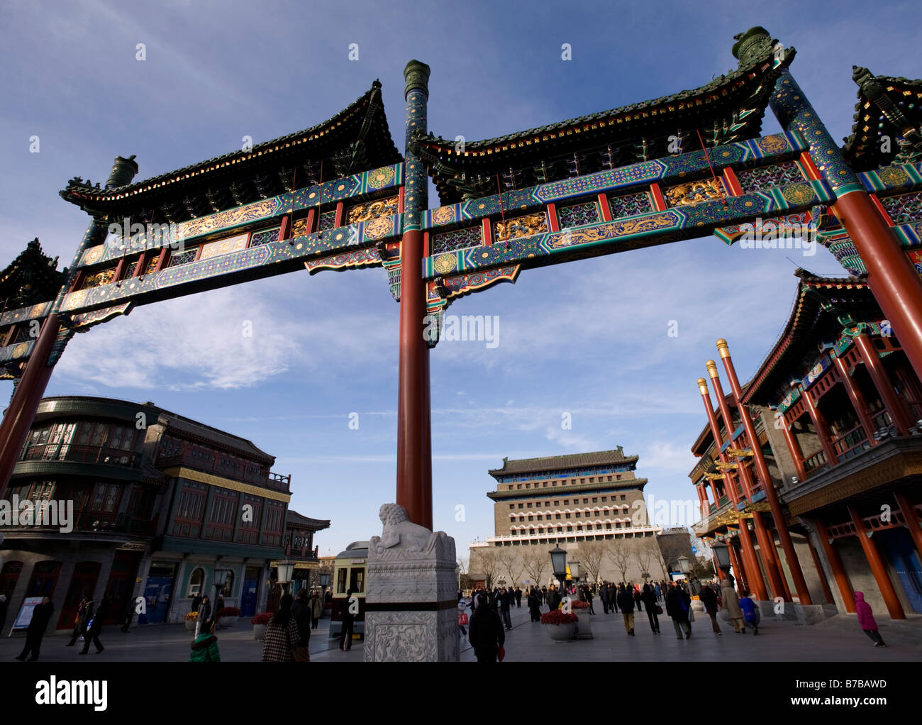 Ornati in cinese tradizionale gate con Zhengyangmen porta posteriore in corrispondenza appena ricostruito Qianmen Street a Pechino 2009 Foto Stock