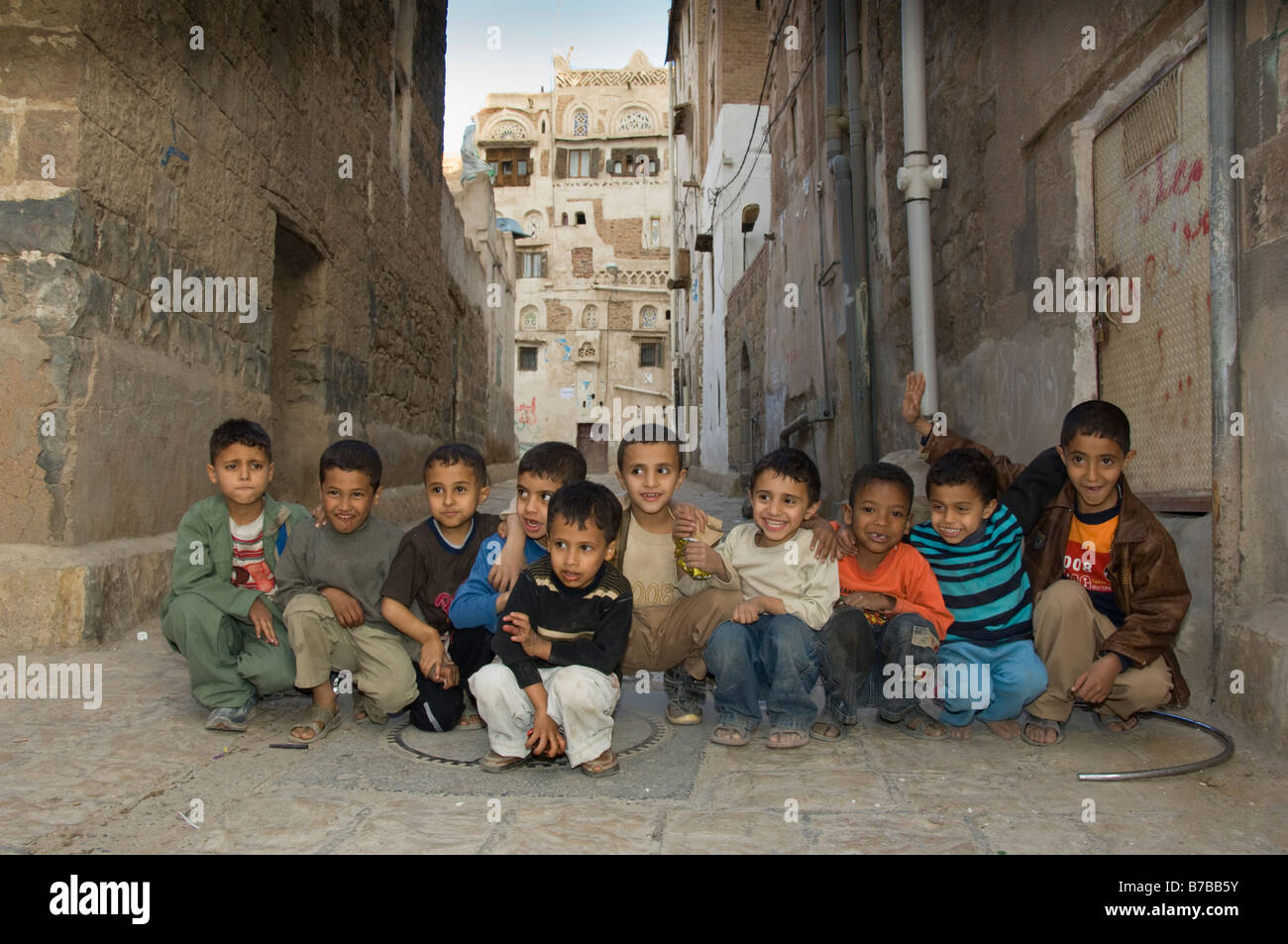 I bambini in posa nel quartiere del centro storico di Sana a Yemen Foto Stock