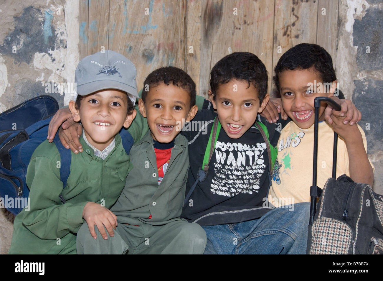 Un gruppo di ragazzi che pongono nel quartiere del centro storico di Sana a Yemen Foto Stock