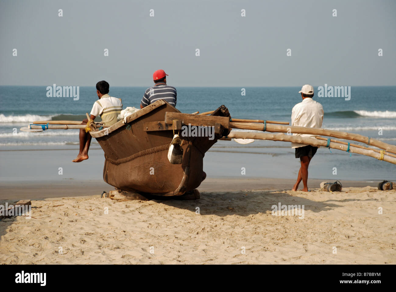 In attesa dei pescatori di uscire in mare, Goa, India. Foto Stock