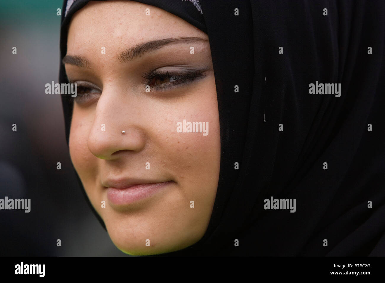 Donna islamica di indossare il velo Foto Stock