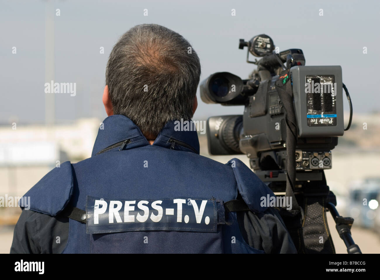 Un cameraman TV News indossa una giacca protettiva in flak contrassegnata con 'Press - TV' vicino al confine di Gaza Foto Stock