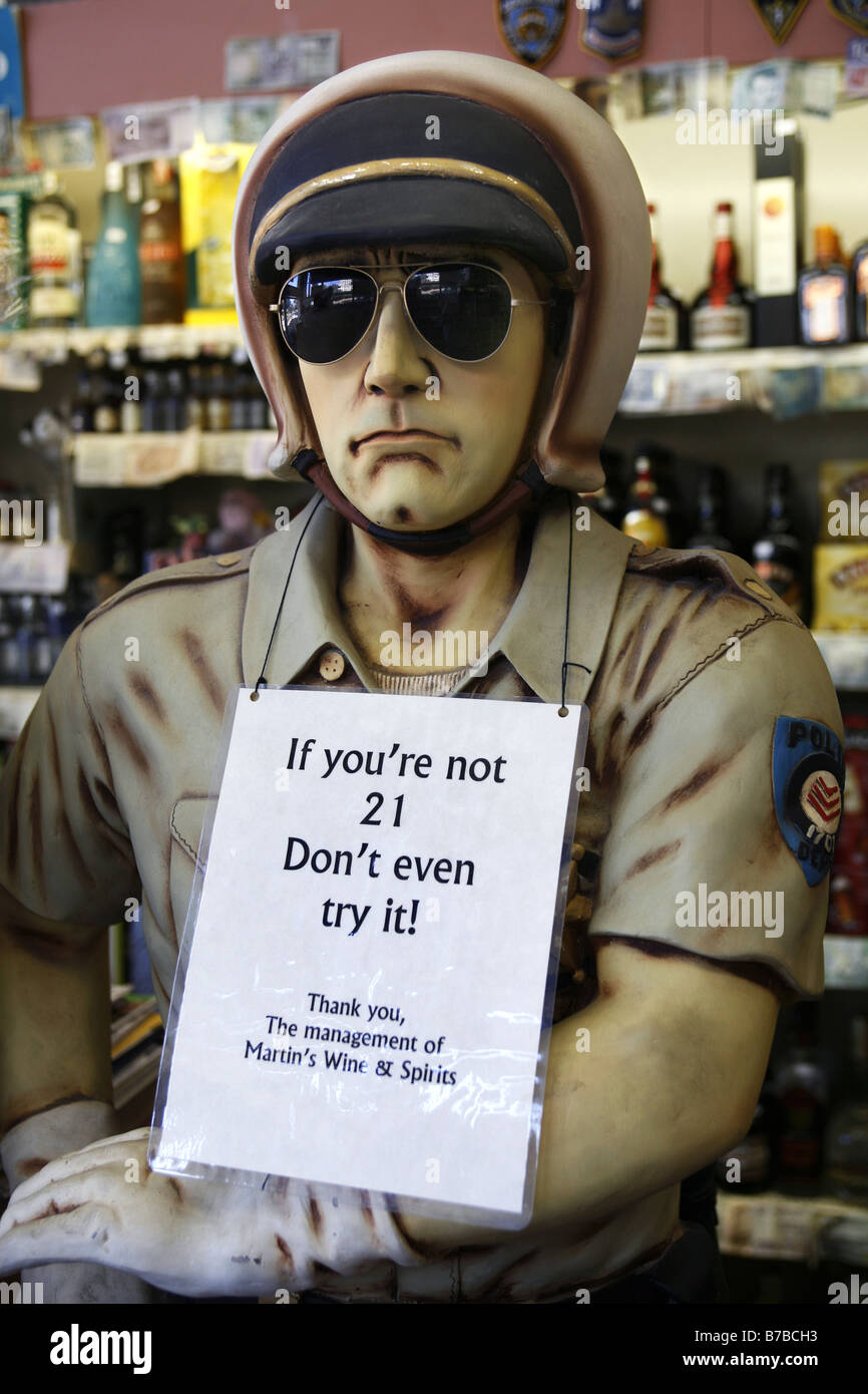 Highway Patrolman Dummy, negozio di liquori, Washington D.C., USA Foto Stock