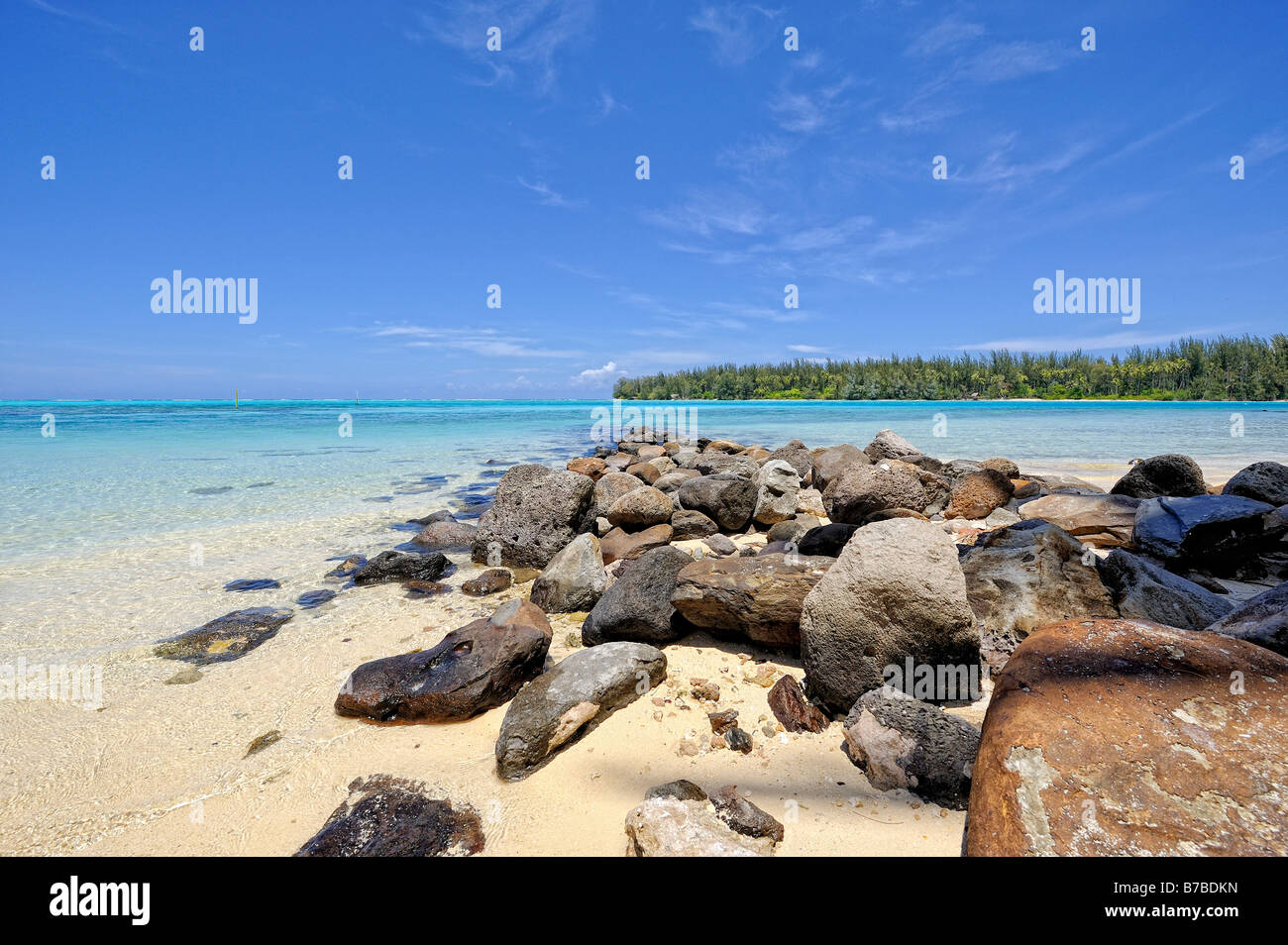 Stony pier su una spiaggia di Papetoia, Moorea, Polinesia Francese Foto Stock