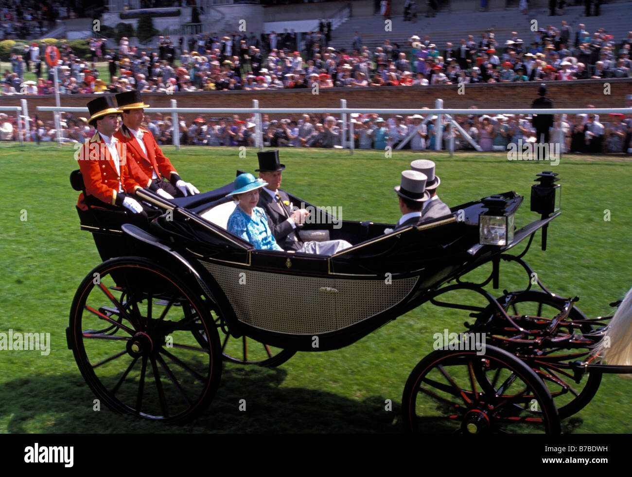 "HM Queen Elizabeth' e 'Il Principe Filippo Duca di Edimburgo" arrivando a "Royal Ascot' gare in una sommità aperta carro trainato da cavalli. Circa 1989 Foto Stock