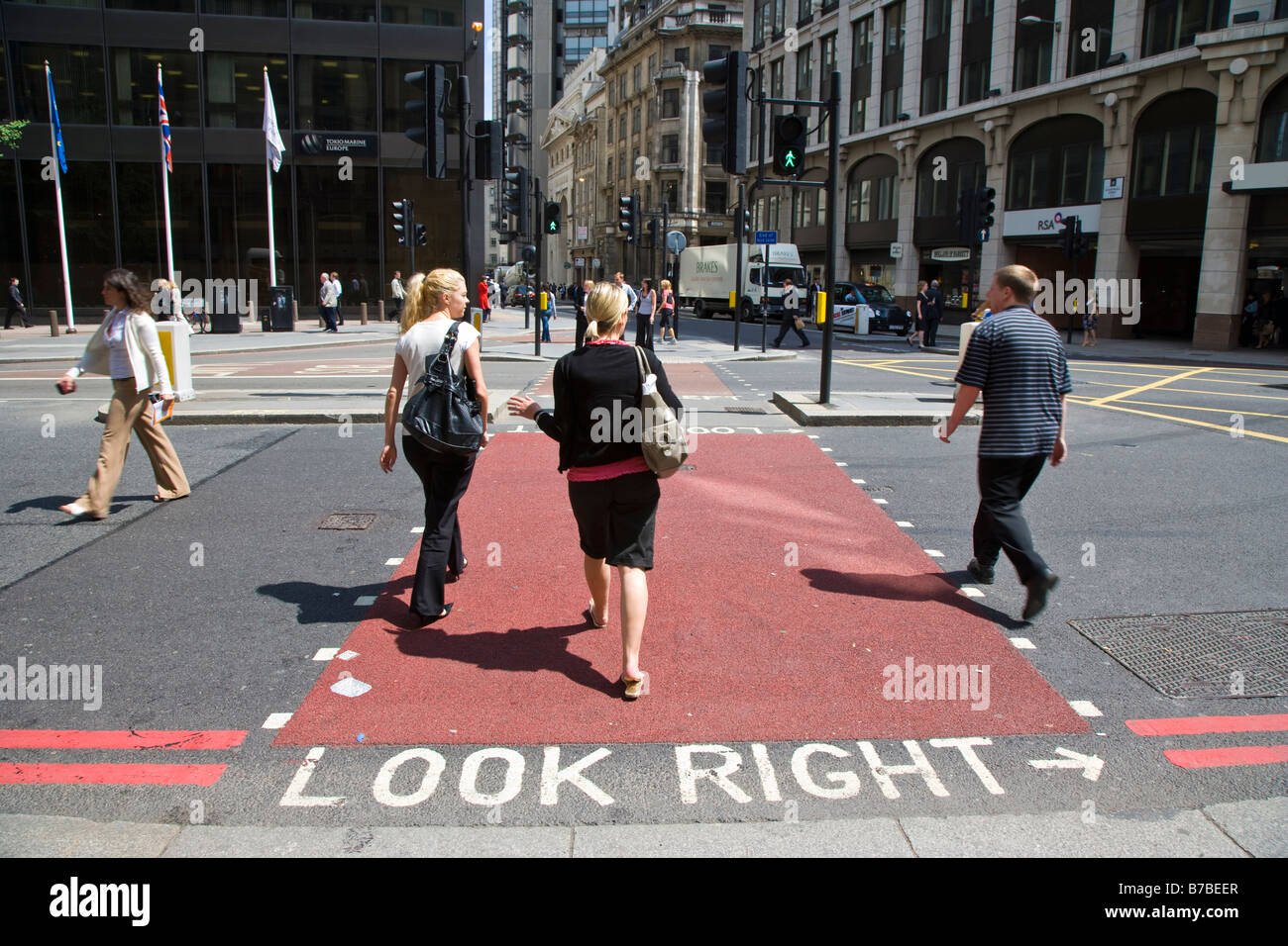 Guardare a destra cartello sul passaggio pedonale London Inghilterra England Foto Stock