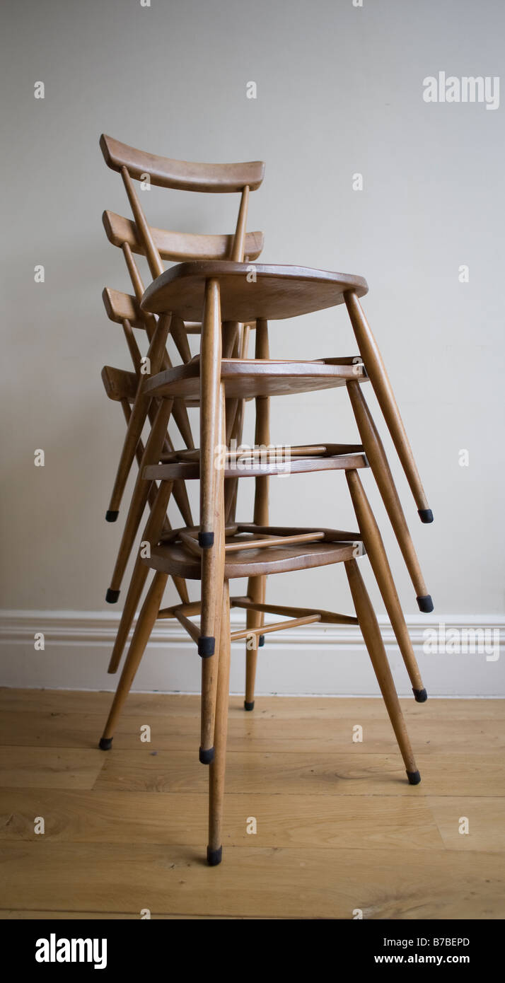 Ercol sedie di legno impilate Foto Stock