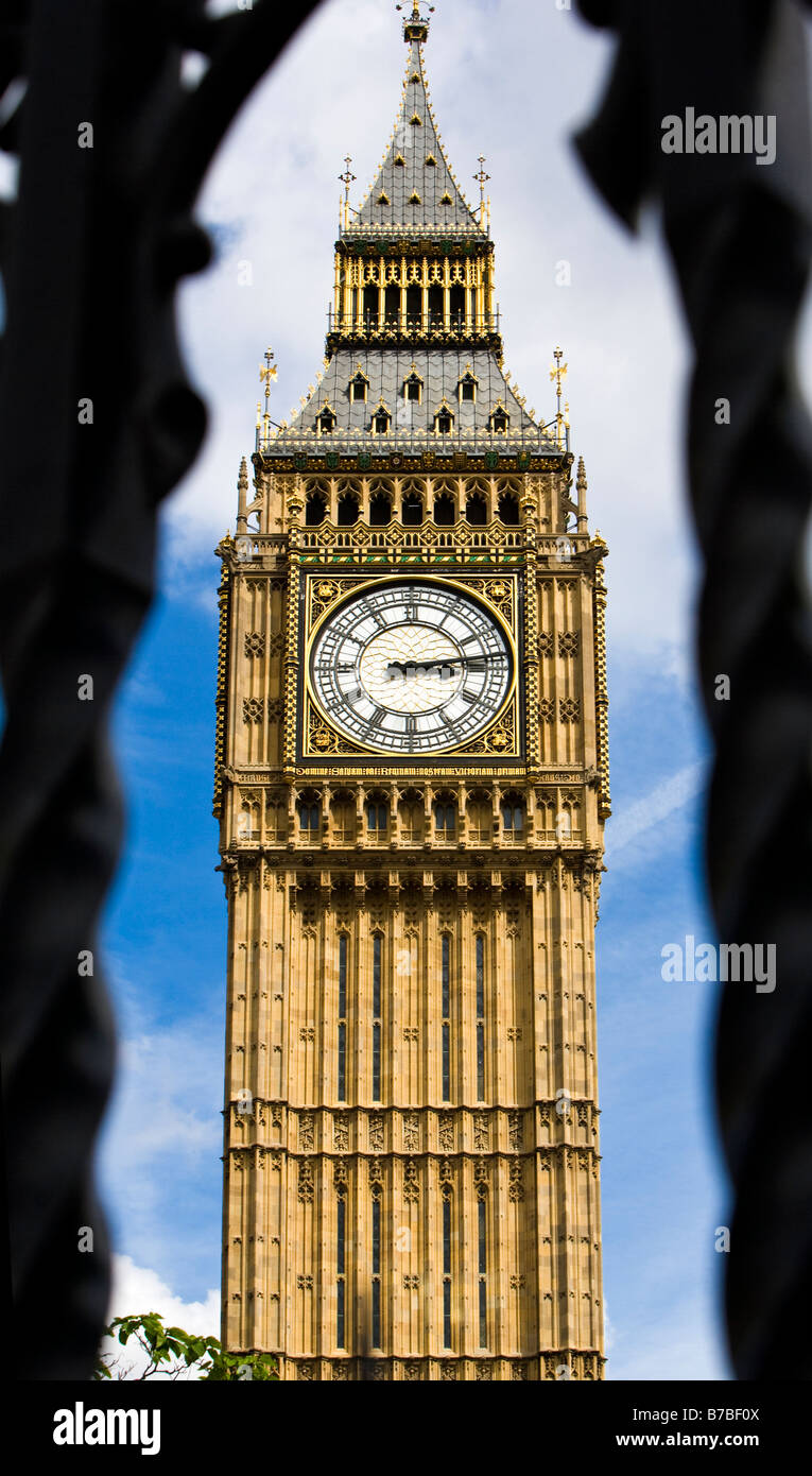 Big Ben come visto attraverso le ringhiere London Inghilterra England Foto Stock